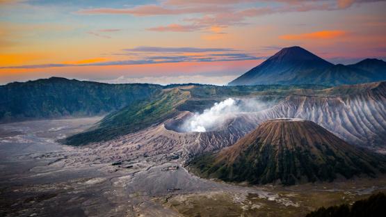 Вулкан Бром на Яве, Индонезия