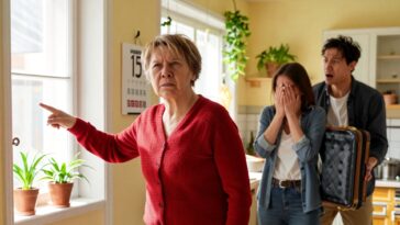 Племянница поселилась на время и превратила квартиру Зои в ночлежку