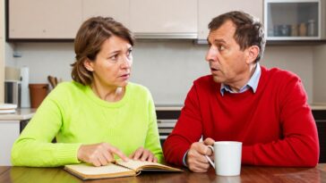 — Зачем ты платишь ему за этот сухостой? — возмутилась жена